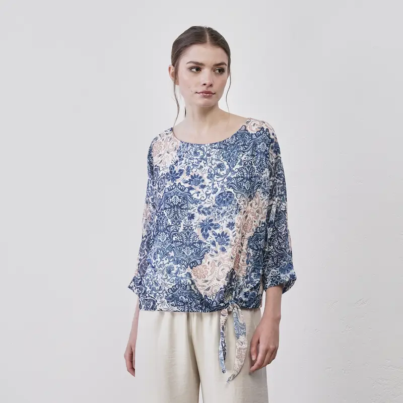 Blusa azzurra da donna in fantasia floreale con nodo
