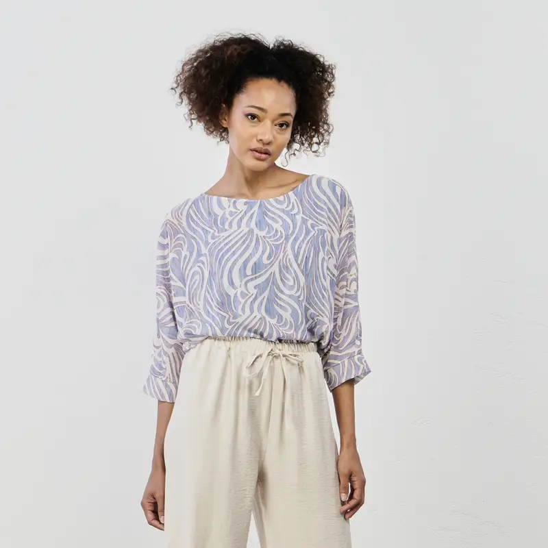 Blusa azzurra in fantasia floreale