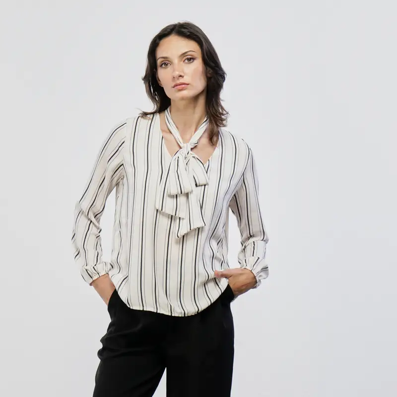Blusa bianca a righe con fiocco