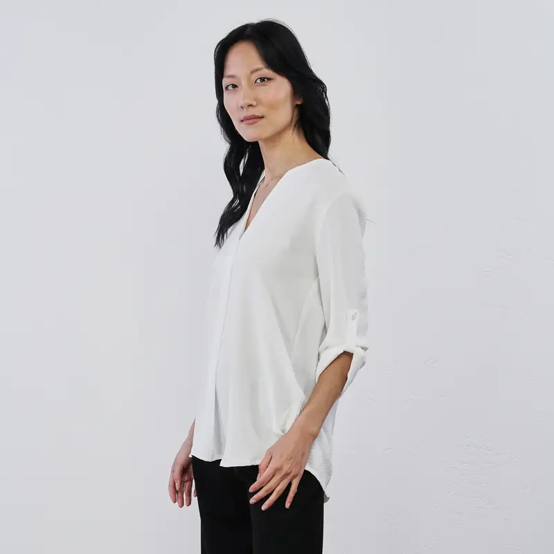 Blusa bianca da donna con scollo a V e maniche con bottone