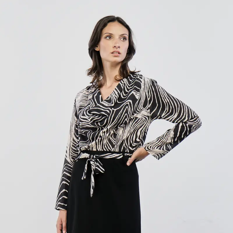Blusa bianca e nera con scollo drappeggiato e fantasia animalier