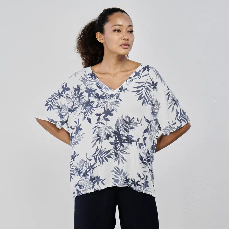 Blusa bianca oversize con stampa floreale