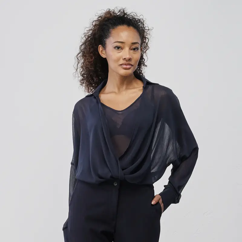 Blusa blu da donna effetto trasparenza con drappeggio