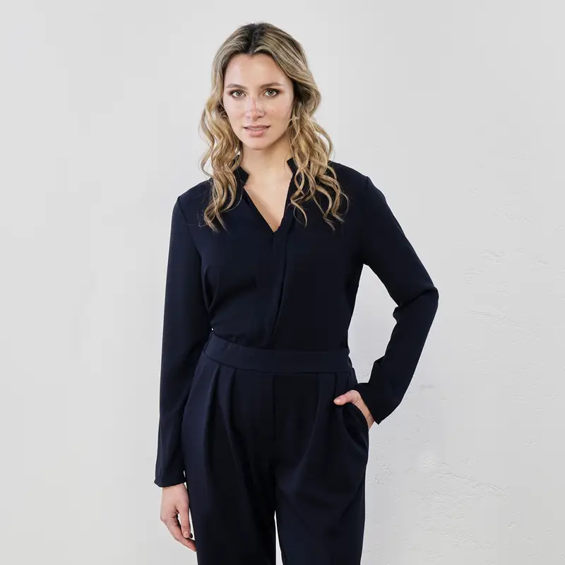 Blusa blu scuro con scollo a V e pinces