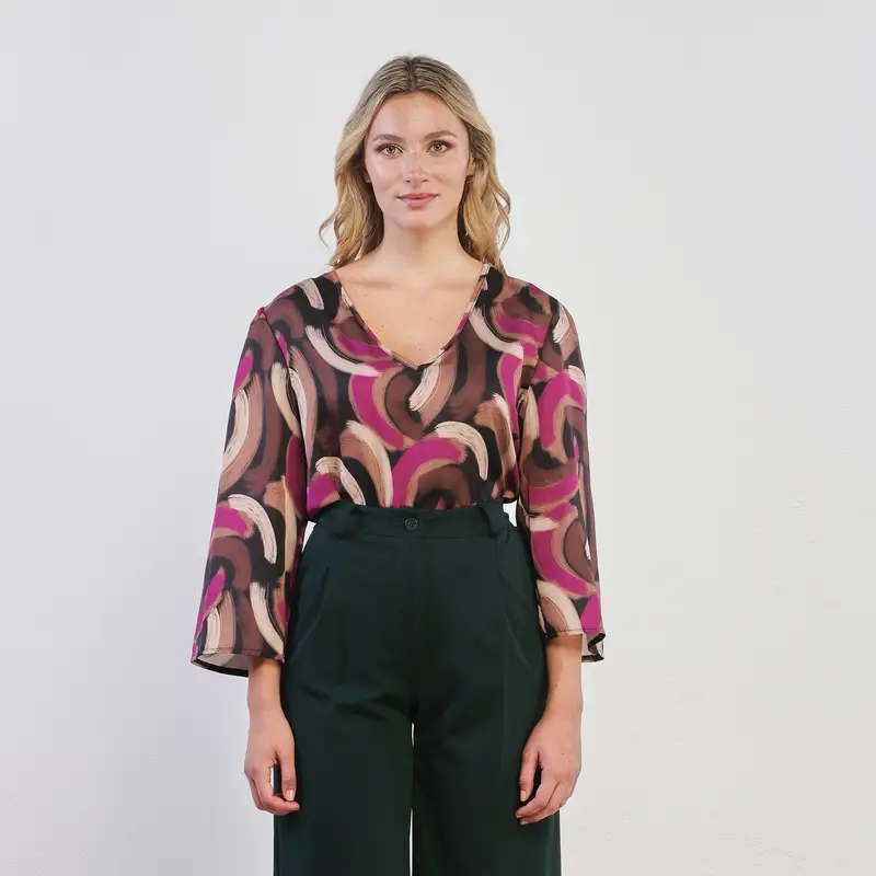 Blusa con fantasia astratta marrone e fucsia e scollo a V