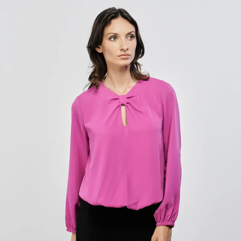 Blusa fucsia con scollo a nodo