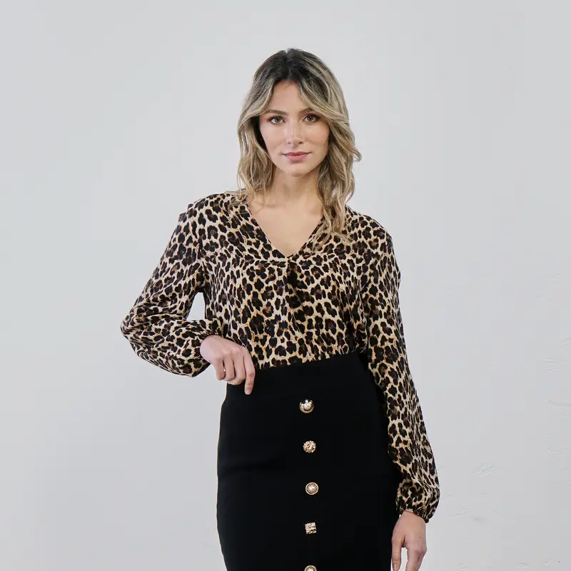 Blusa marrone in fantasia animalier con scollo a V