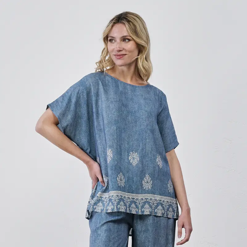 Blusa morbida azzurra da donna con ricami