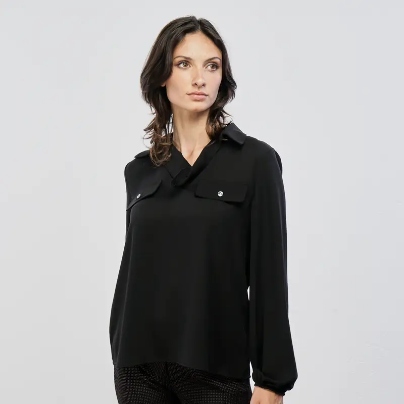 Blusa nera ampia con colletto
