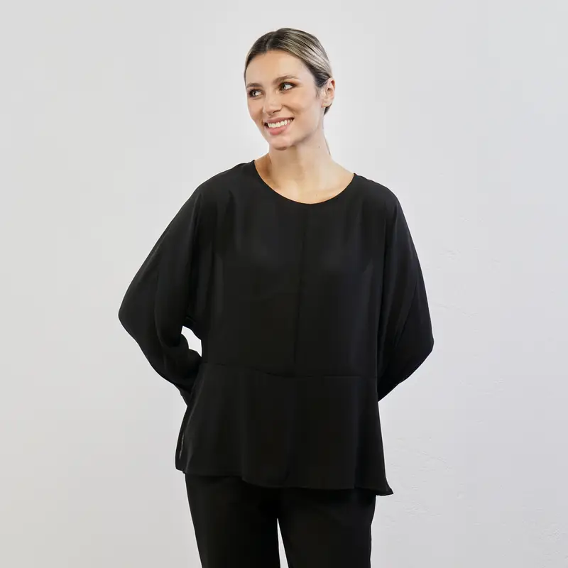 Blusa nera ampia con scollo tondo