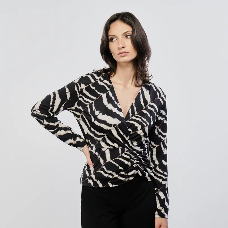 Blusa nera animalier