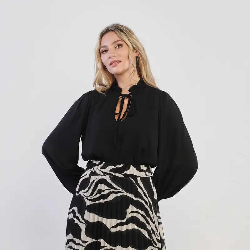 Blusa nera con laccio e maniche morbide