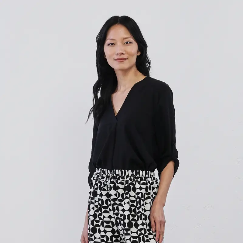 Blusa nera da donna con scollo a V e maniche con bottone