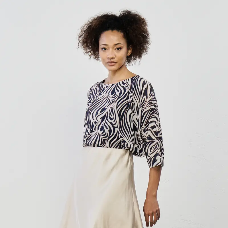 Blusa nera in fantasia floreale