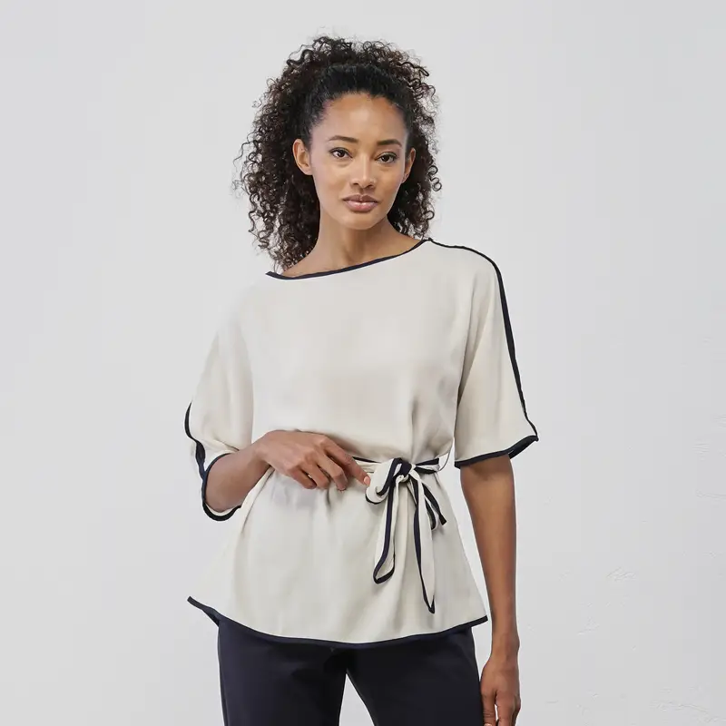 Blusa panna da donna con fusciacca e bordini a contrasto