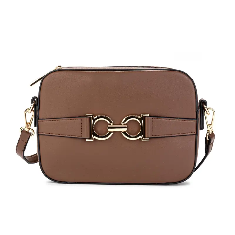 Borsa marrone in pelle con tracolla e dettaglio cromato
