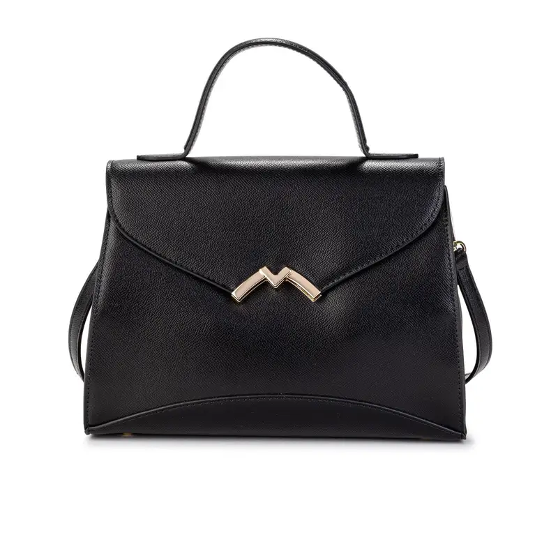 Borsa nera in pelle rigida con manico e tracolla con chiusura patta