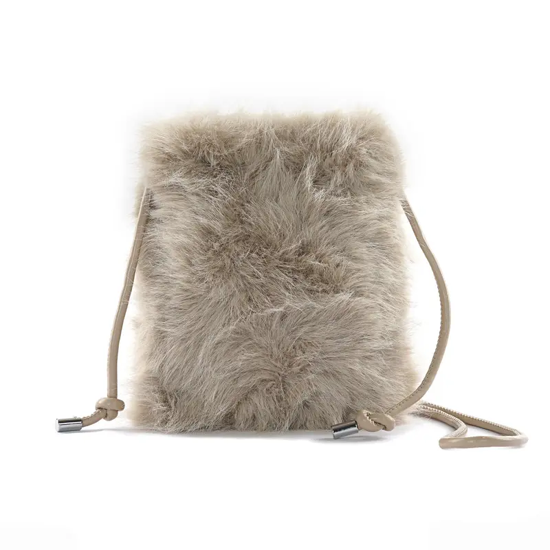 Borsetta beige in peluche con tracolla e chiusura con lacci