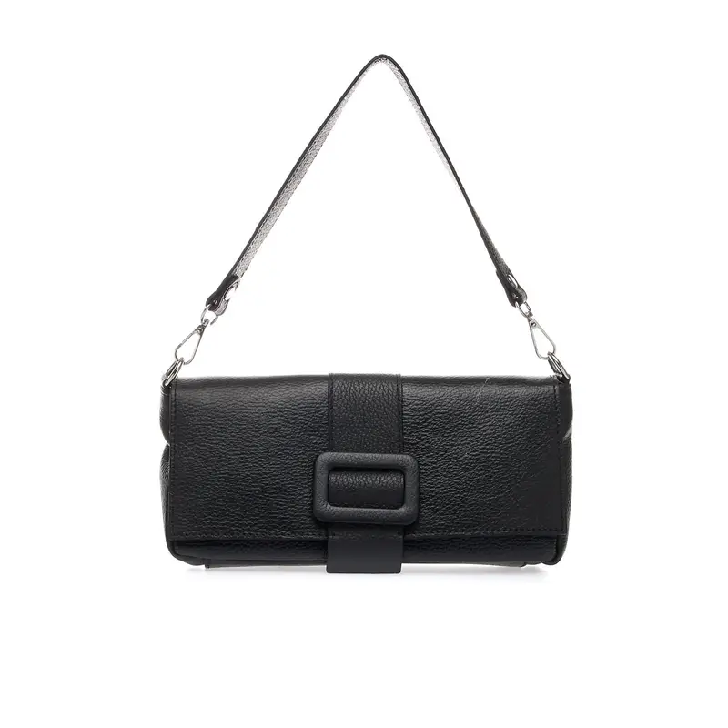 Borsetta nera in pelle con tracolla e maxi fibbia