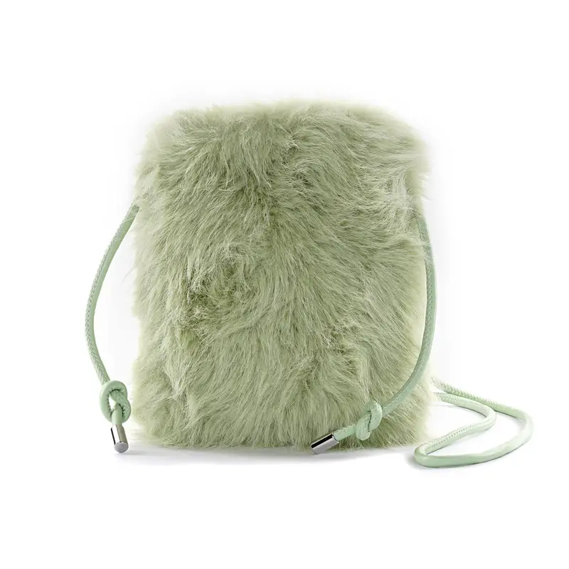 Borsetta verde in peluche con tracolla e chiusura con lacci