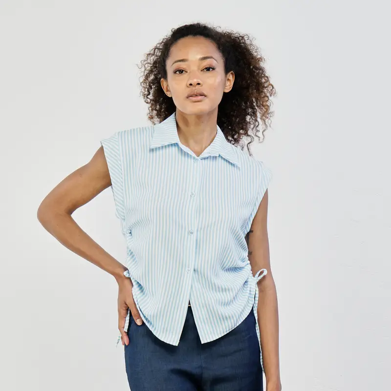 Camicia azzurra a righe senza maniche con coulisse laterale