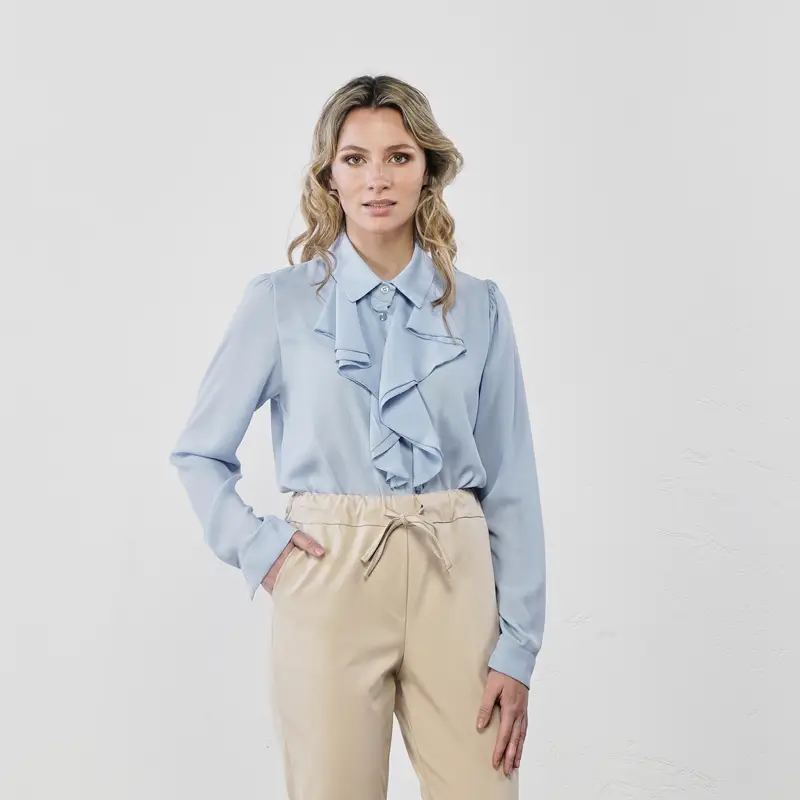 Camicia azzurra con volant