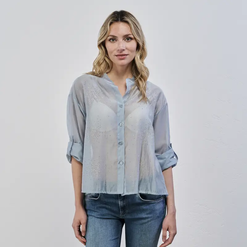 Camicia azzurra da donna in tessuto effetto trasparenza con strass