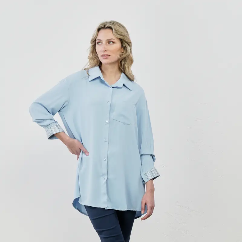 Camicia azzurra oversize con polsini con strass