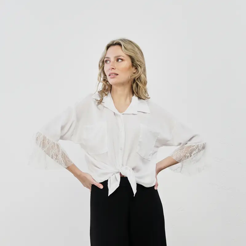 Camicia bianca con dettagli in pizzo
