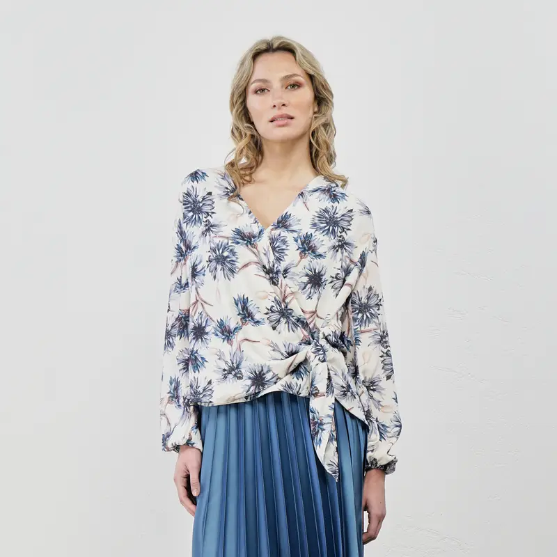 Camicia bianca con stampa floreale blu e nodo