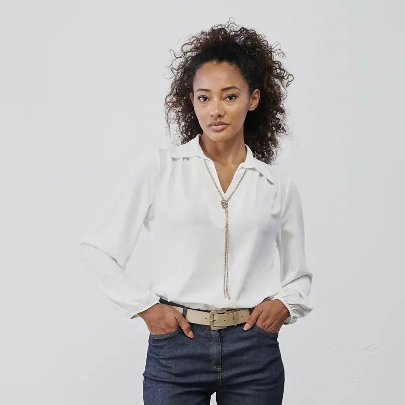 Camicia bianca da donna con dettaglio nodo strass