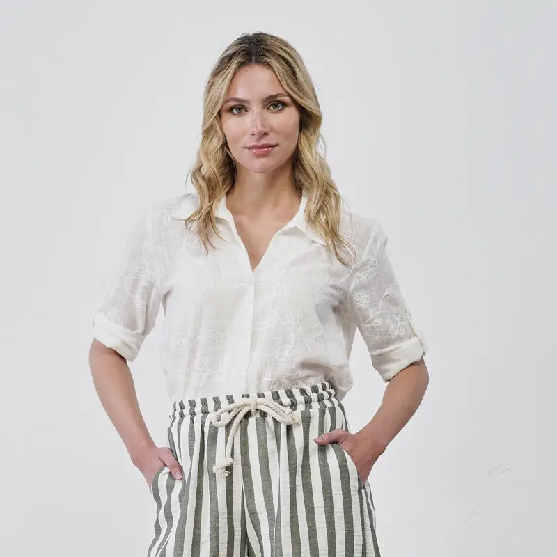 Camicia bianca da donna con ricami
