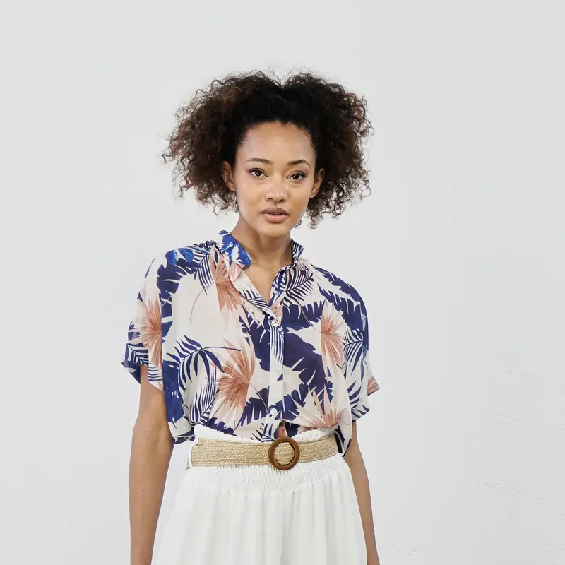 Camicia blu maniche corte e stampa floreale