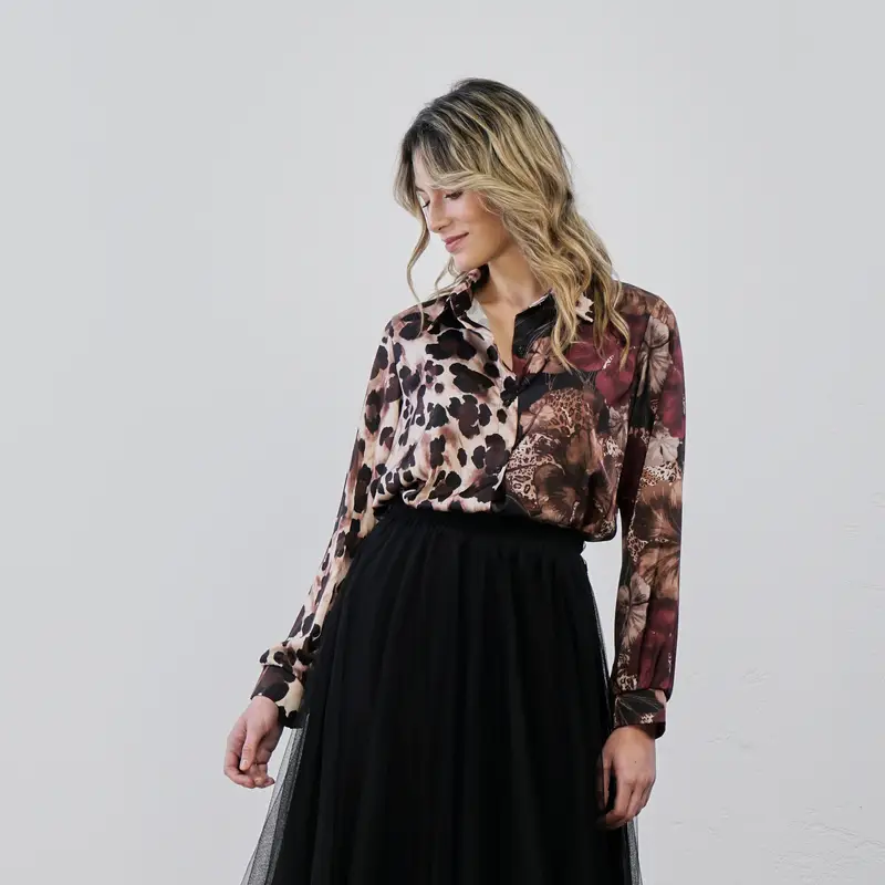 Camicia marrone in stampa animalier e floreale