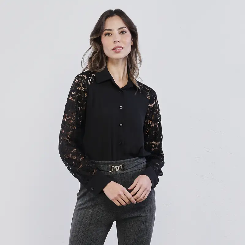 Camicia nera da donna con maniche in pizzo