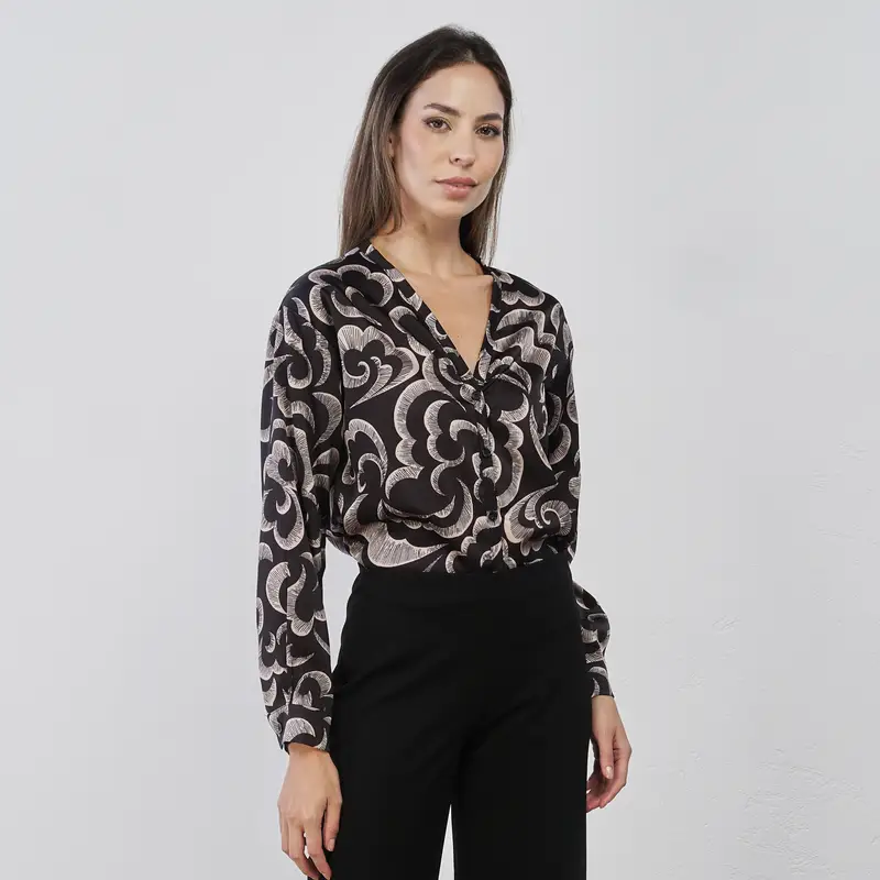 Camicia nera e bianca da donna in fantasia floreale con bottoni
