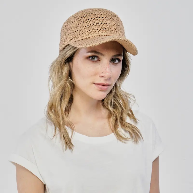Cappellino beige in tessuto con visiera