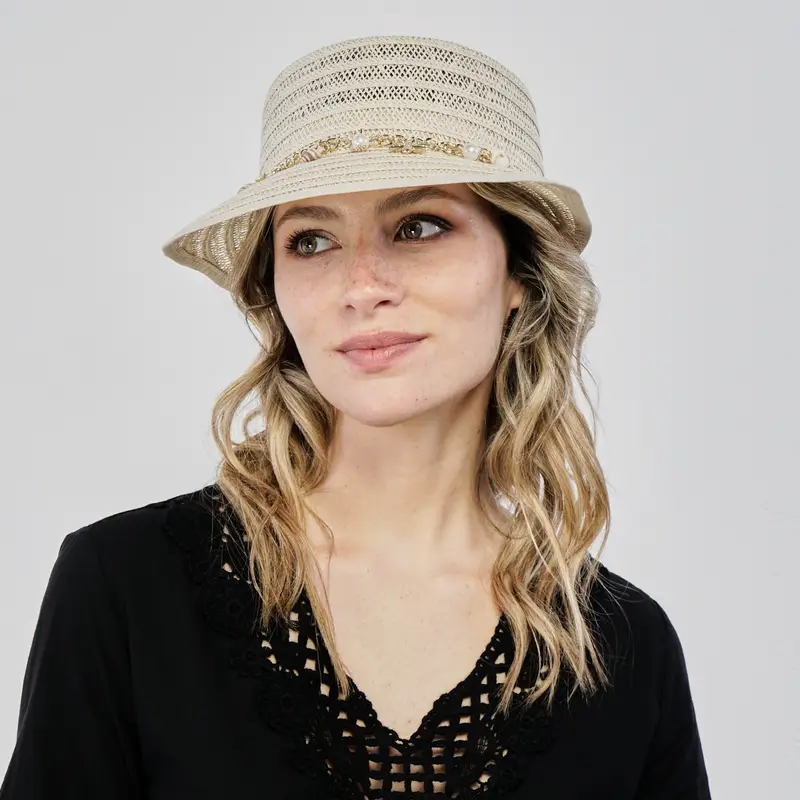 Cappello beige da mare effetto paglia con charms