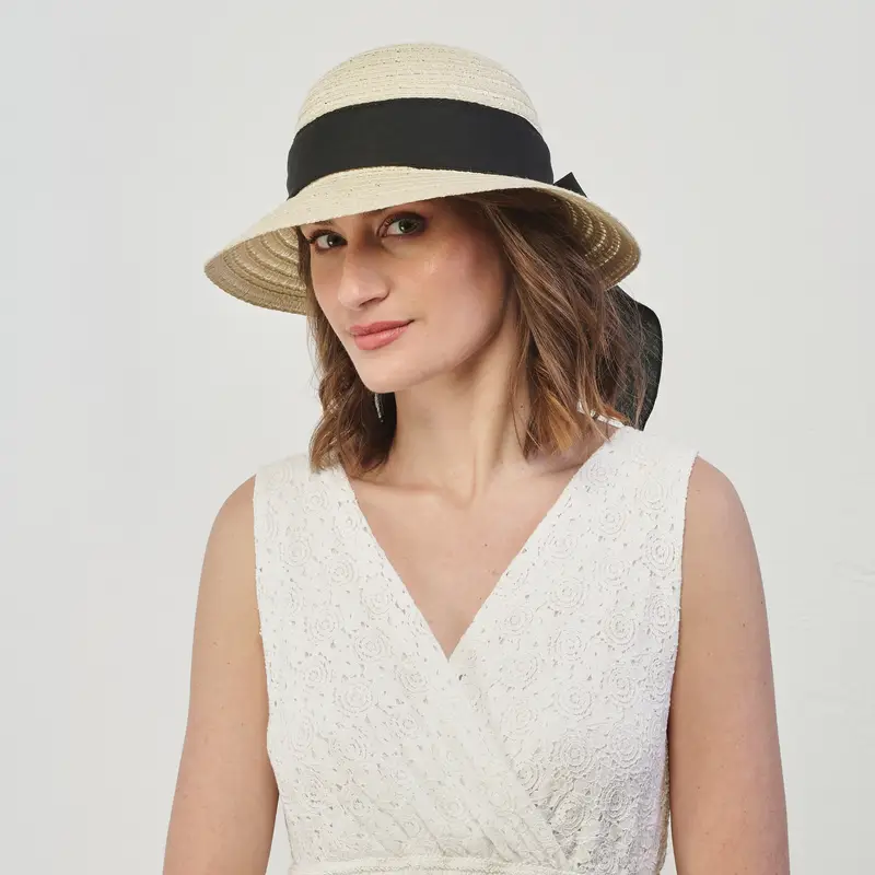Cappello beige paglia con fiocco nero