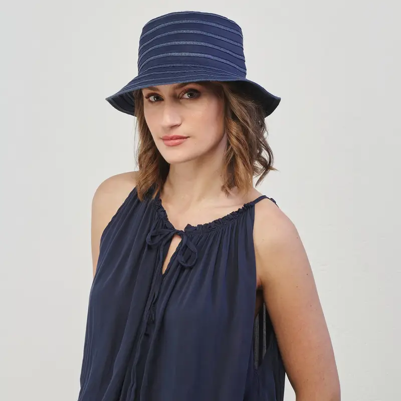 Cappello blu in tessuto