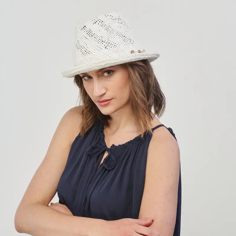 Cappello di paglia bianco con cordino con conchiglie e perle