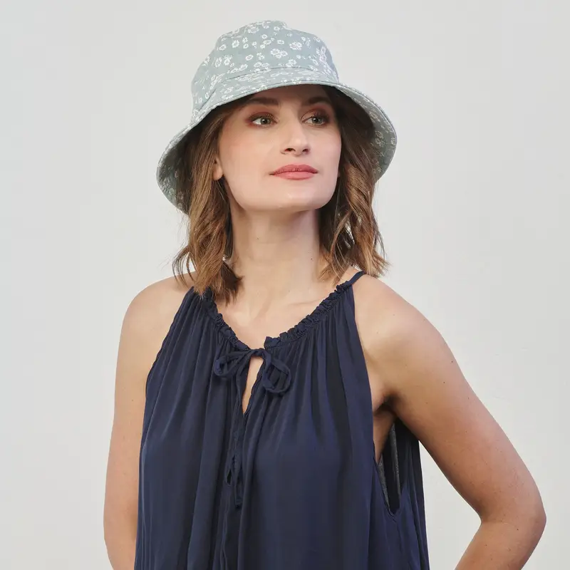 Cappello estivo azzurro in tessuto con stampa fiori