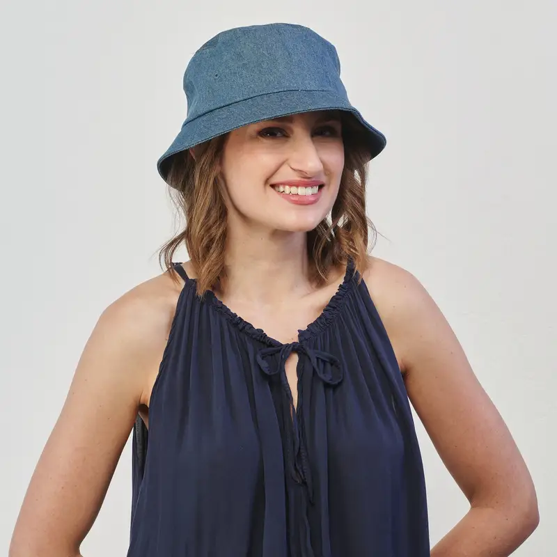 Cappello estivo blu in denim
