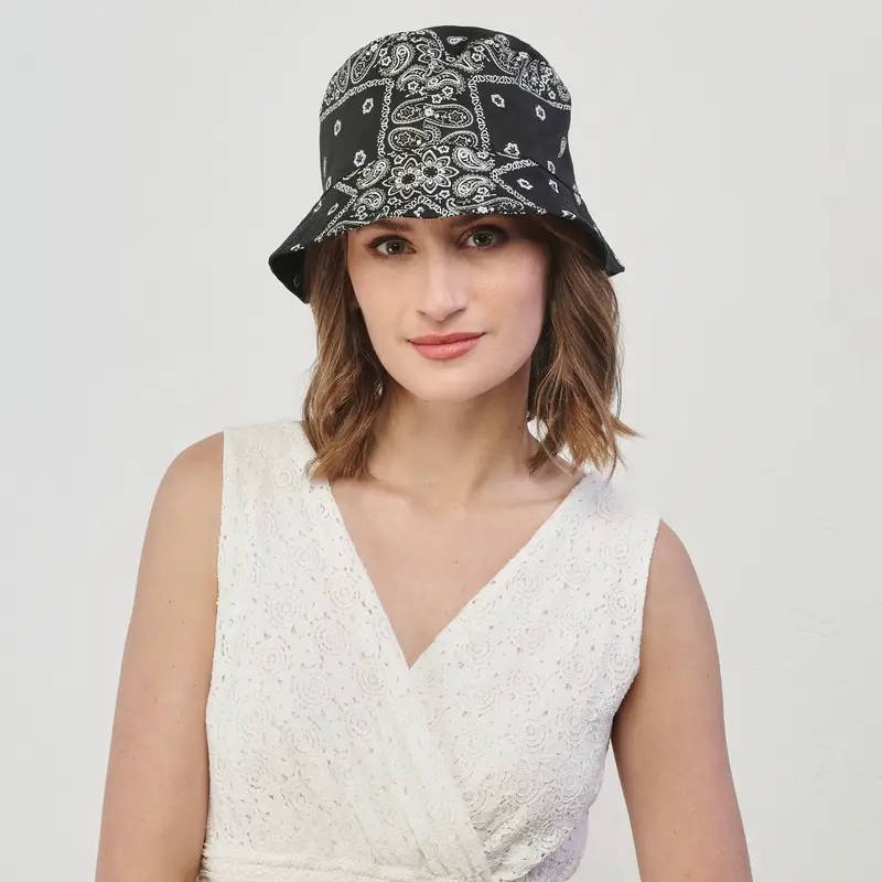 Cappello estivo nero in tessuto con stampa