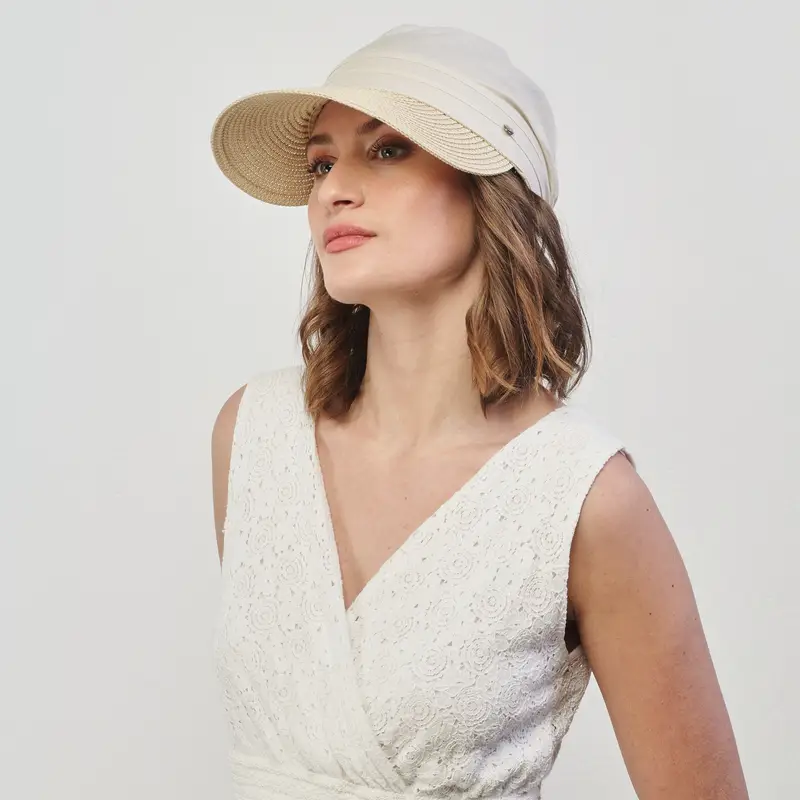 Cappello in tessuto beige con visiera in paglia