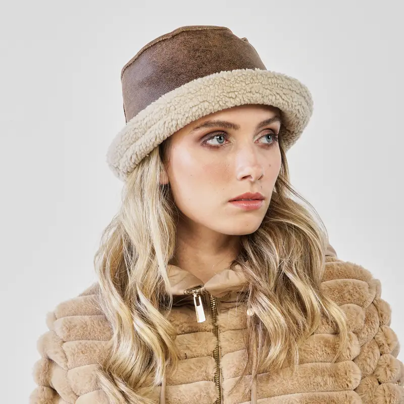 Cappello marrone con interno e risvolto in peluche