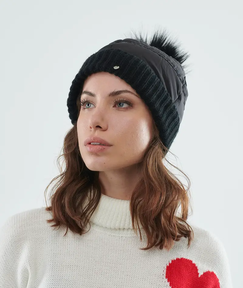 Cappello nero con imbottitura