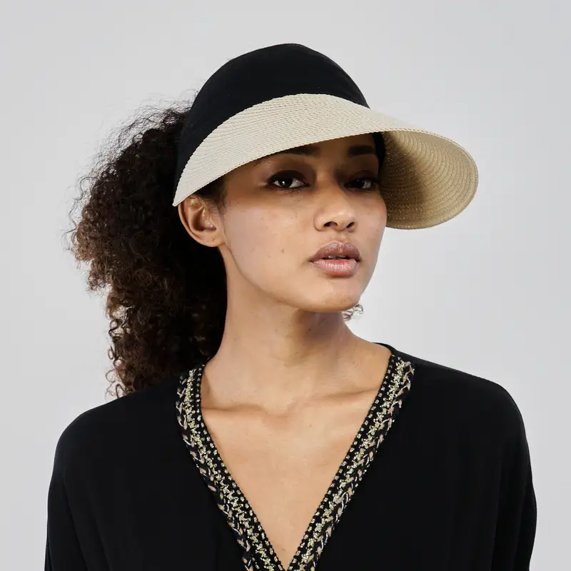 Cappello nero da mare con maxi visiera