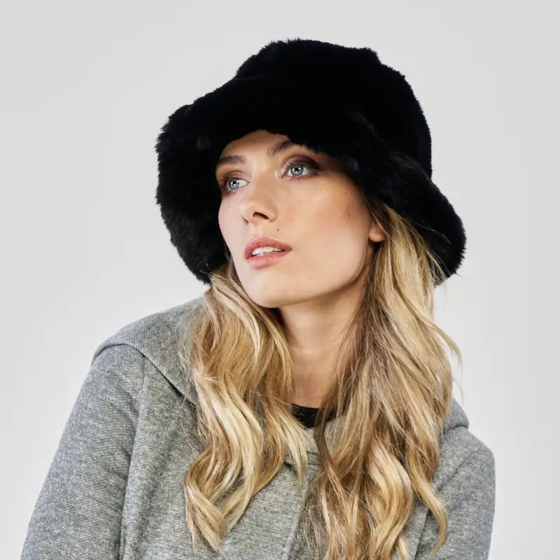 Cappello nero in peluche