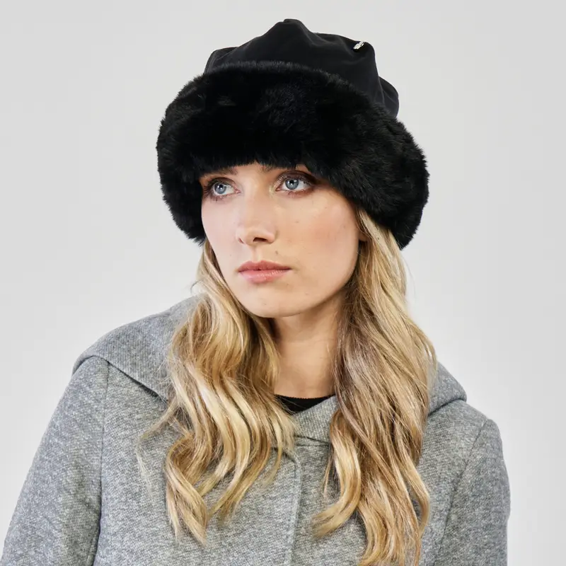 Cappello nero modello colbacco con bordo in peluche
